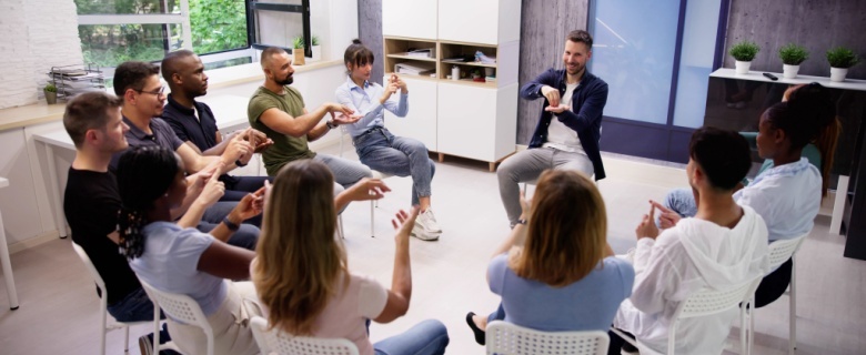 ربط المجتمعات عبر التواصل مع ذوي الإعاقة: لغة الإشارة العربية